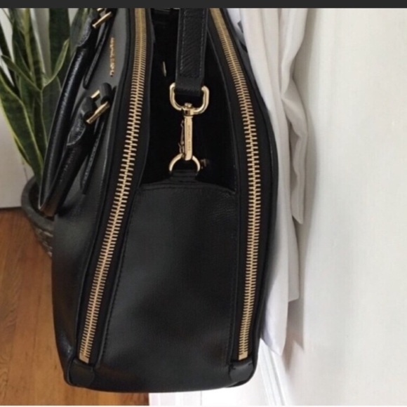 🛍️ Vintage Authentic MK shoulder bag excellent condition comes with dust bag. - Picture 2 of 12